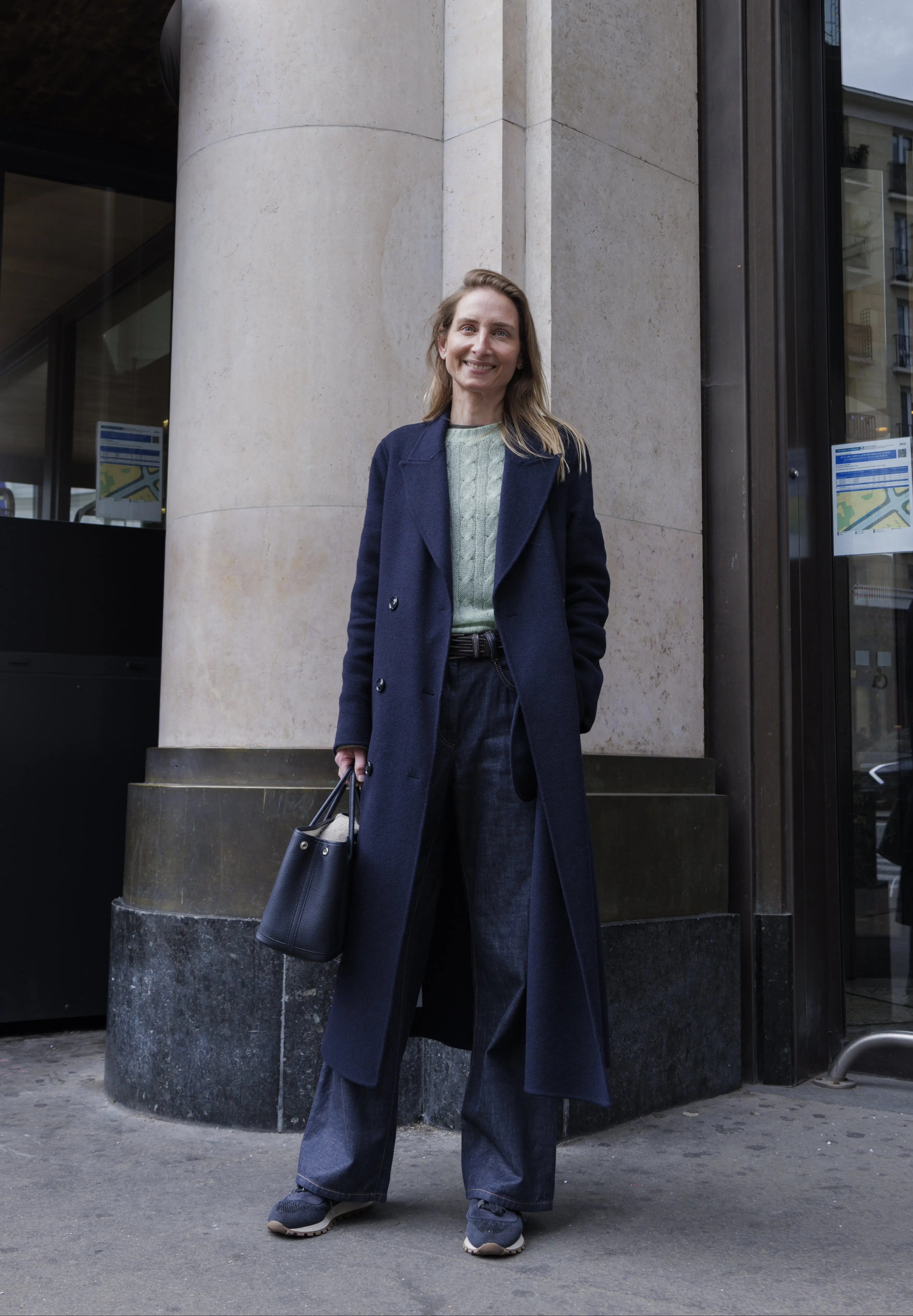 ファッションスナップ　ロングコート　ネイビー　デニム