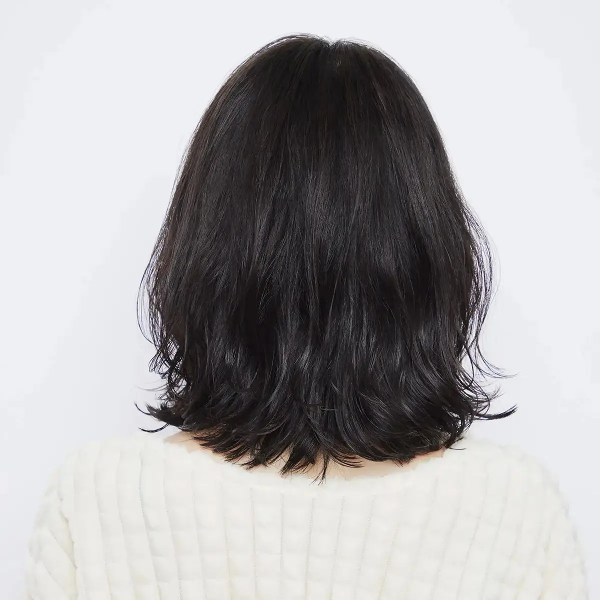 華やかパーマでマンネリ感のあるミディアムヘアから抜け出す