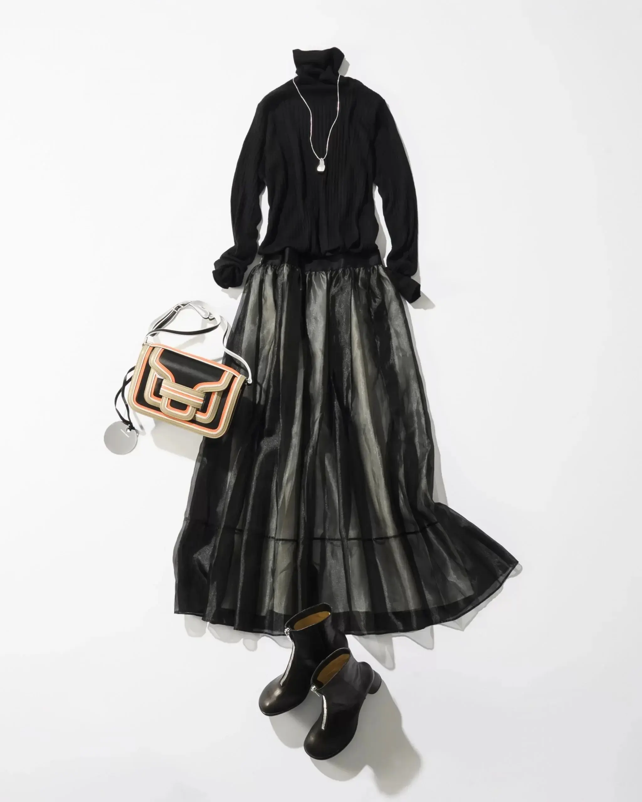 ホテルランチに映える、黒ニットの洗練コーデ