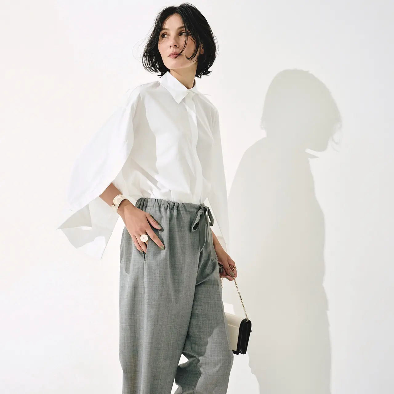 白フレアスリーブシャツとグレーパンツのコーデ　モデル・田沢美亜
