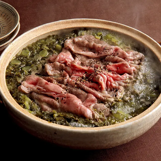 野沢菜の複雑な風味と肉のうま味たっぷりの発酵鍋