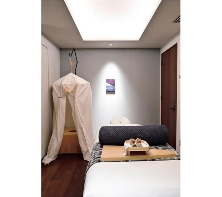 50代　ひとり旅　おすすめ　宿　静岡・熱海　 伊豆山 佳ら久 ザ・デイ・スパが運営する「Izusan Spa AIOI」。こだわりのトリートメントは、自 然哲学思想の五行に基づく「火」と「水」 を意識。熱海の走り湯からインスピレーシ ョンを得たハーブテント体験からスタート