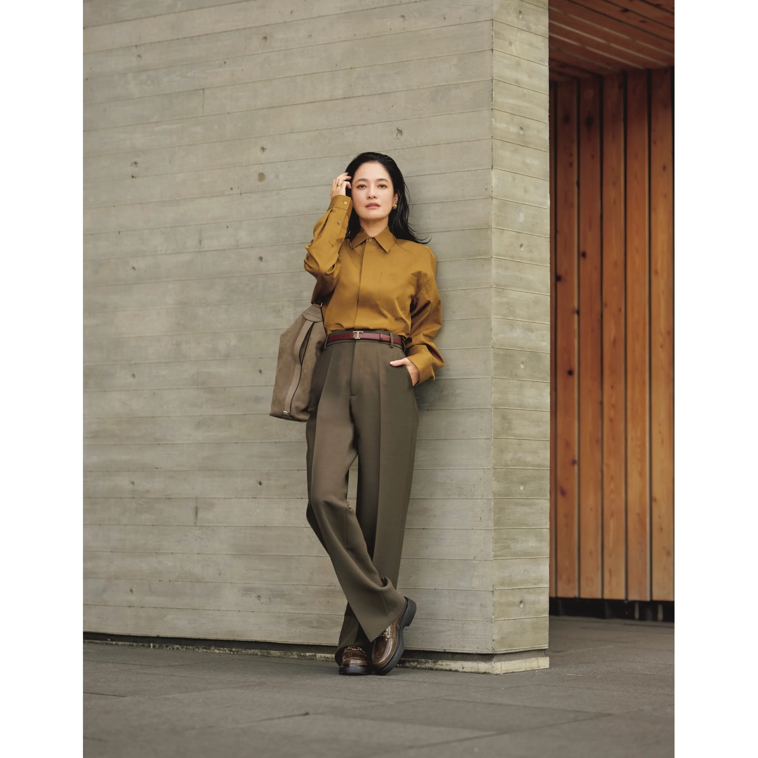 イエローブラウンのシャツとグレイッシュブラウンのパンツを合わせたコーデ　モデル・熊沢千絵