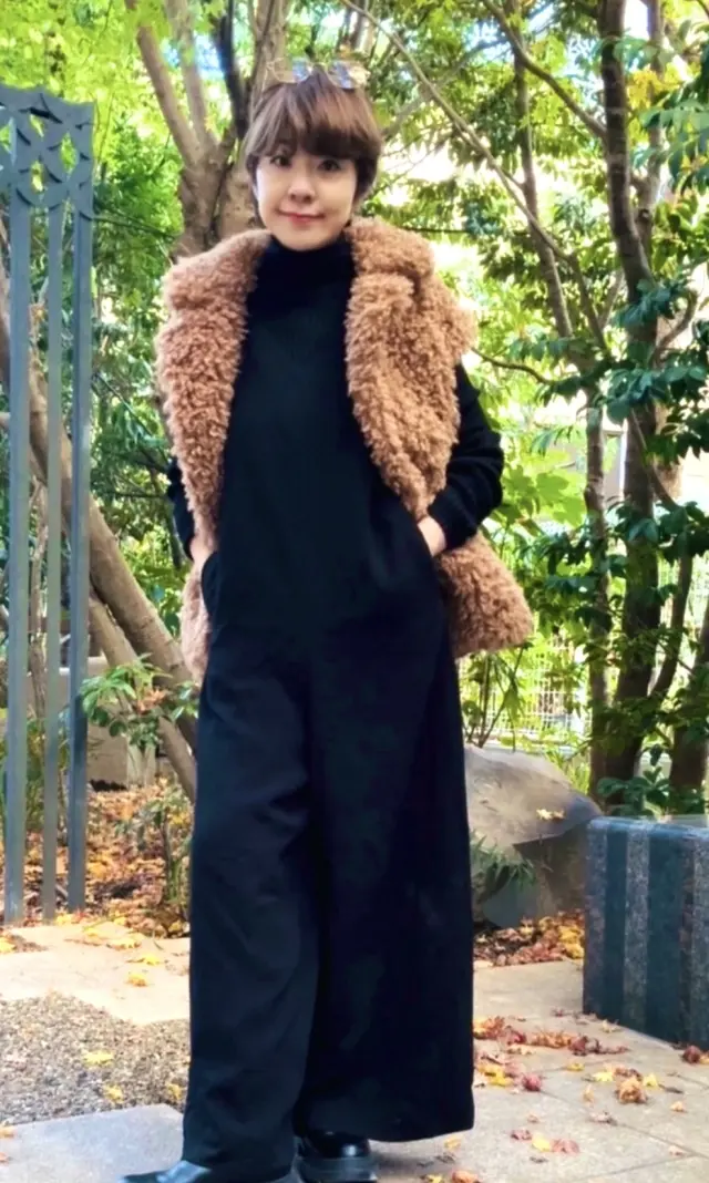 冬のホワイト&amp;ブラックパンツコーデにブラウンのニットコートで華やかさをプラス_1_4