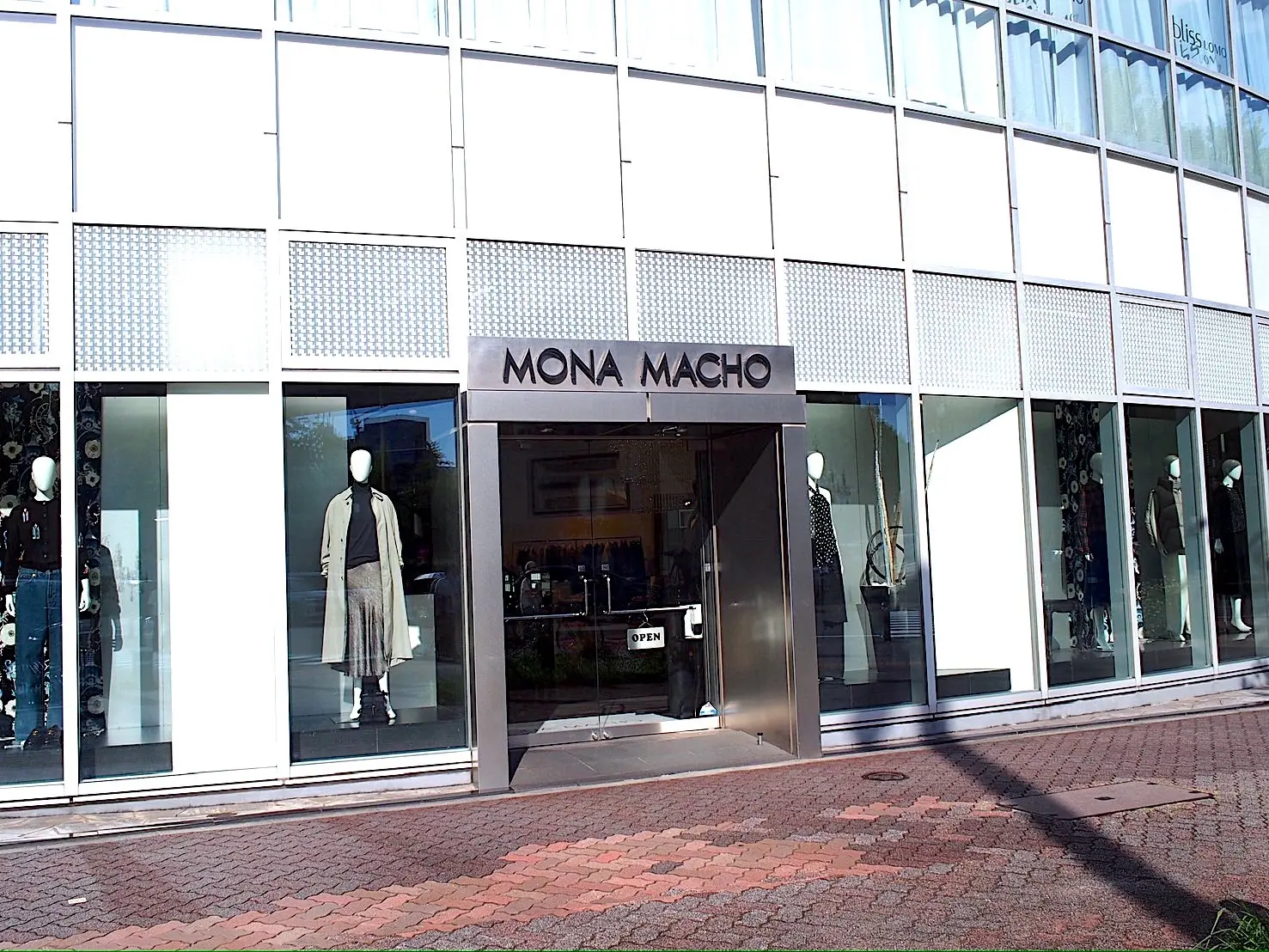 MONA MACHO/モナマッチョ