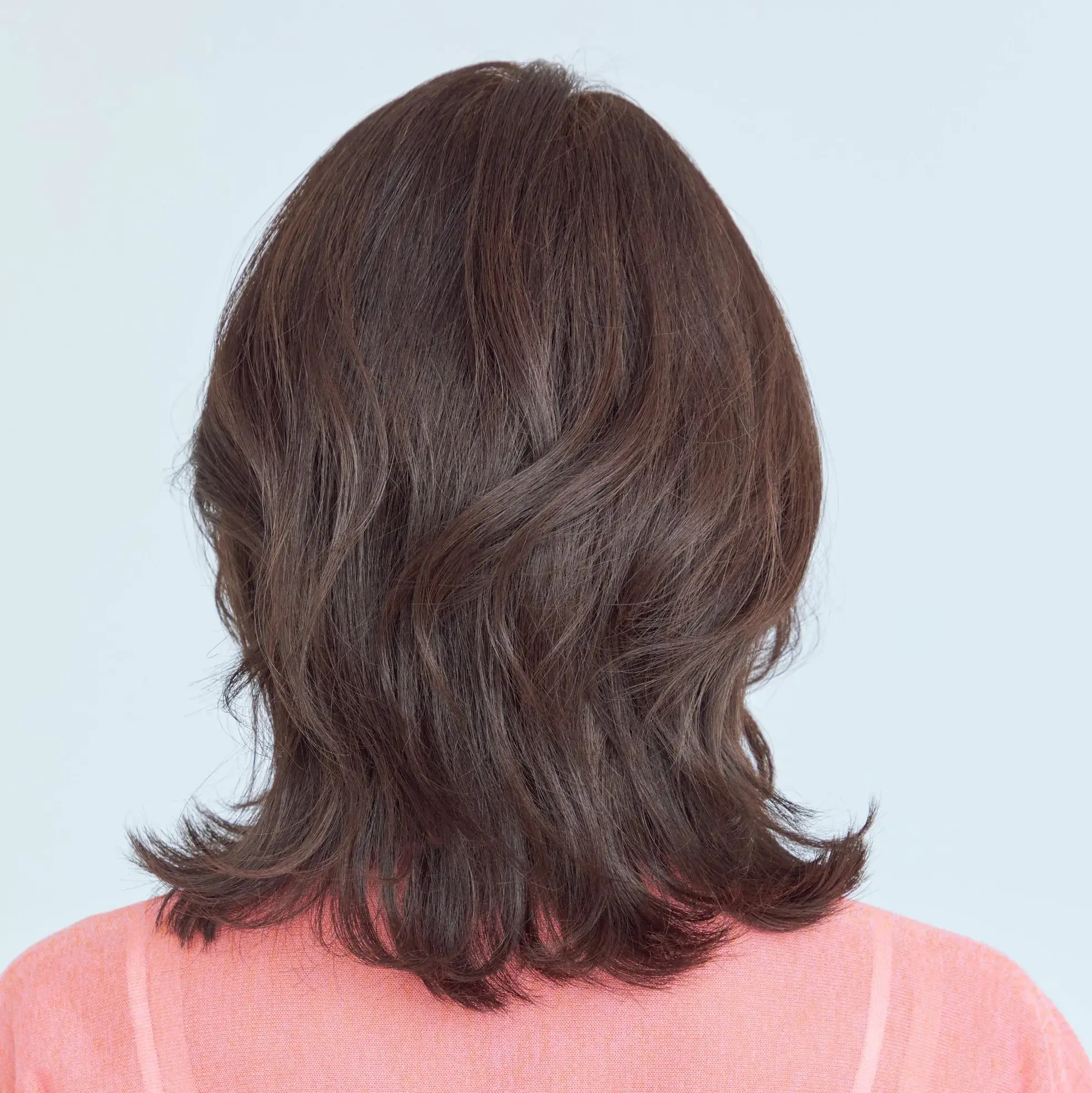 肌も印象もエレガントに仕立てる！50代に似合うレイヤーミディアムヘア【50代髪型・ヘアスタイル】