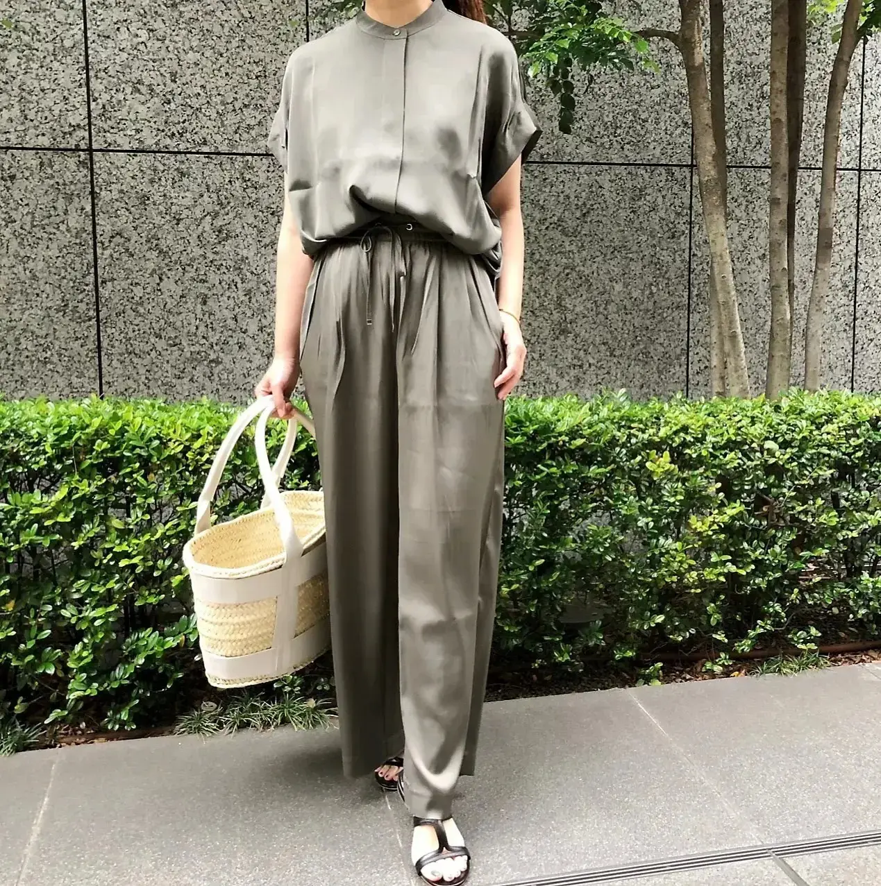 エクラプレミアムで人気の「とろみブラウス」とは？