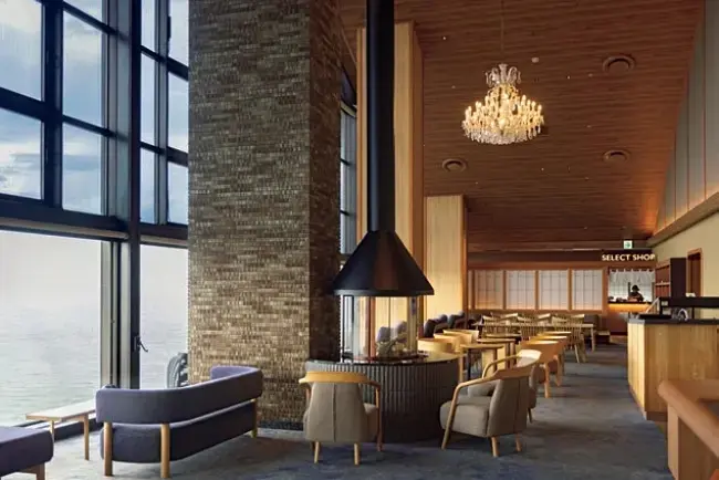 ライブラリーを併設する10階の展望ラウンジはフリードリンク