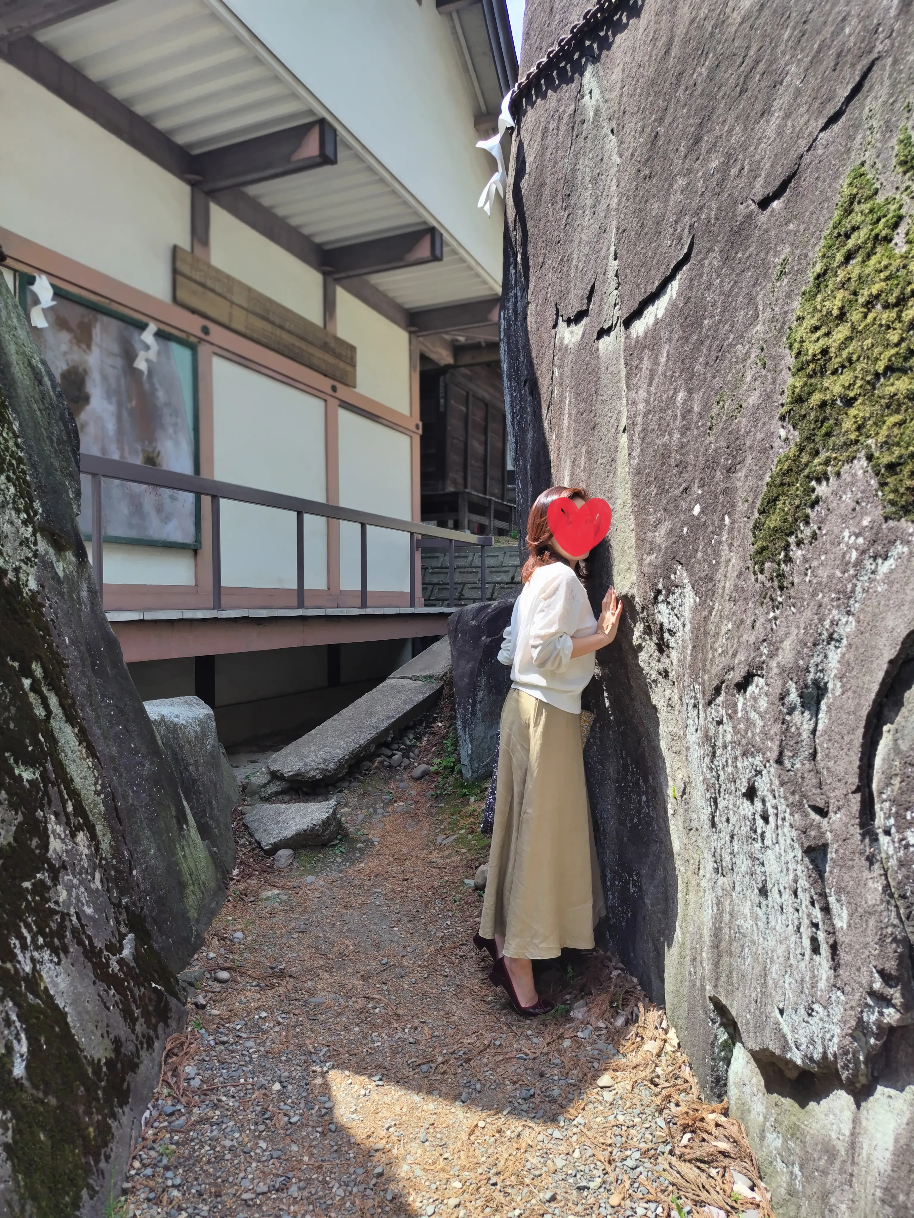 注連縄が巻かれた神聖な岩　三ツ石神社