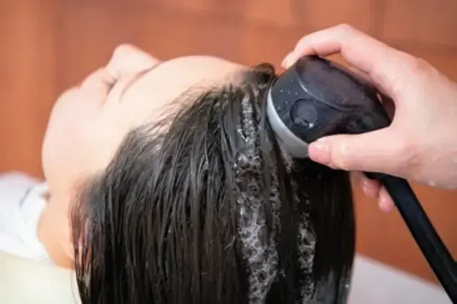 髪の太さの200分の1サイズのマイクロバブルで細部の汚れまで除去。生プラセンタ配合のシャンプ  ーで念入りに洗浄。