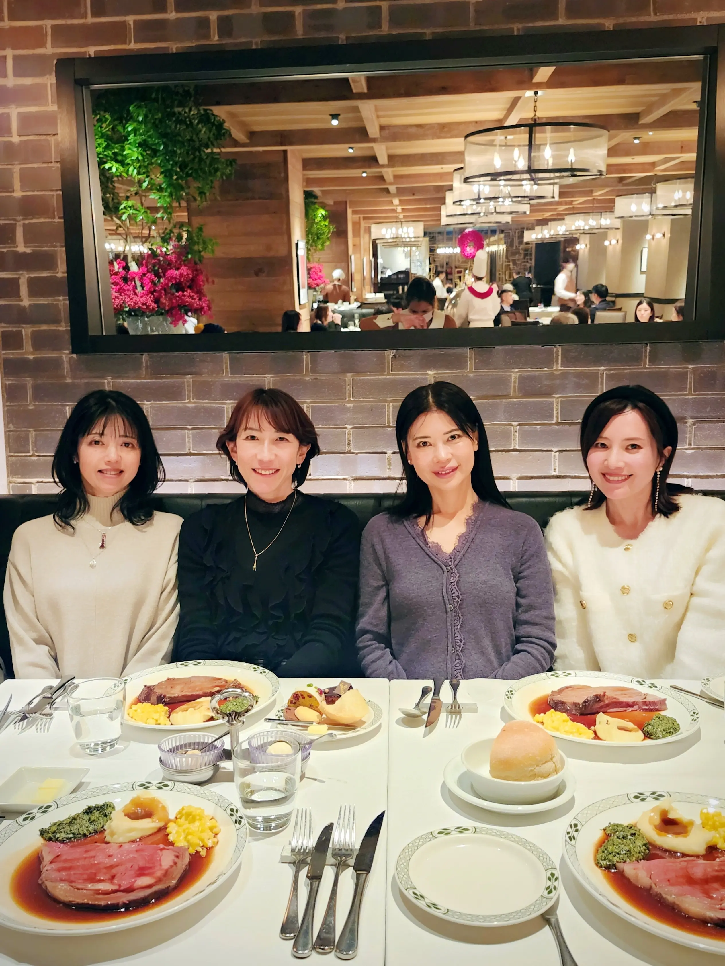 恵比寿ランチ、ウェスティンホテル東京、クリスマスツリー、恵比寿ガーデンプレイス、バカラ、シャンデリア、40代ファッション、ローストビーフ、ロウリーズ・ザ・プライムリブ、イルミネーション、サラダビュッフェ、デザートビュッフェ