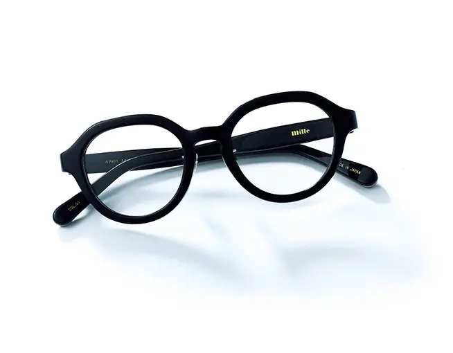 どんなフレームやレンズの色でも、部分的に老眼鏡を入れることは可能。サングラス￥30,800（ミレー）