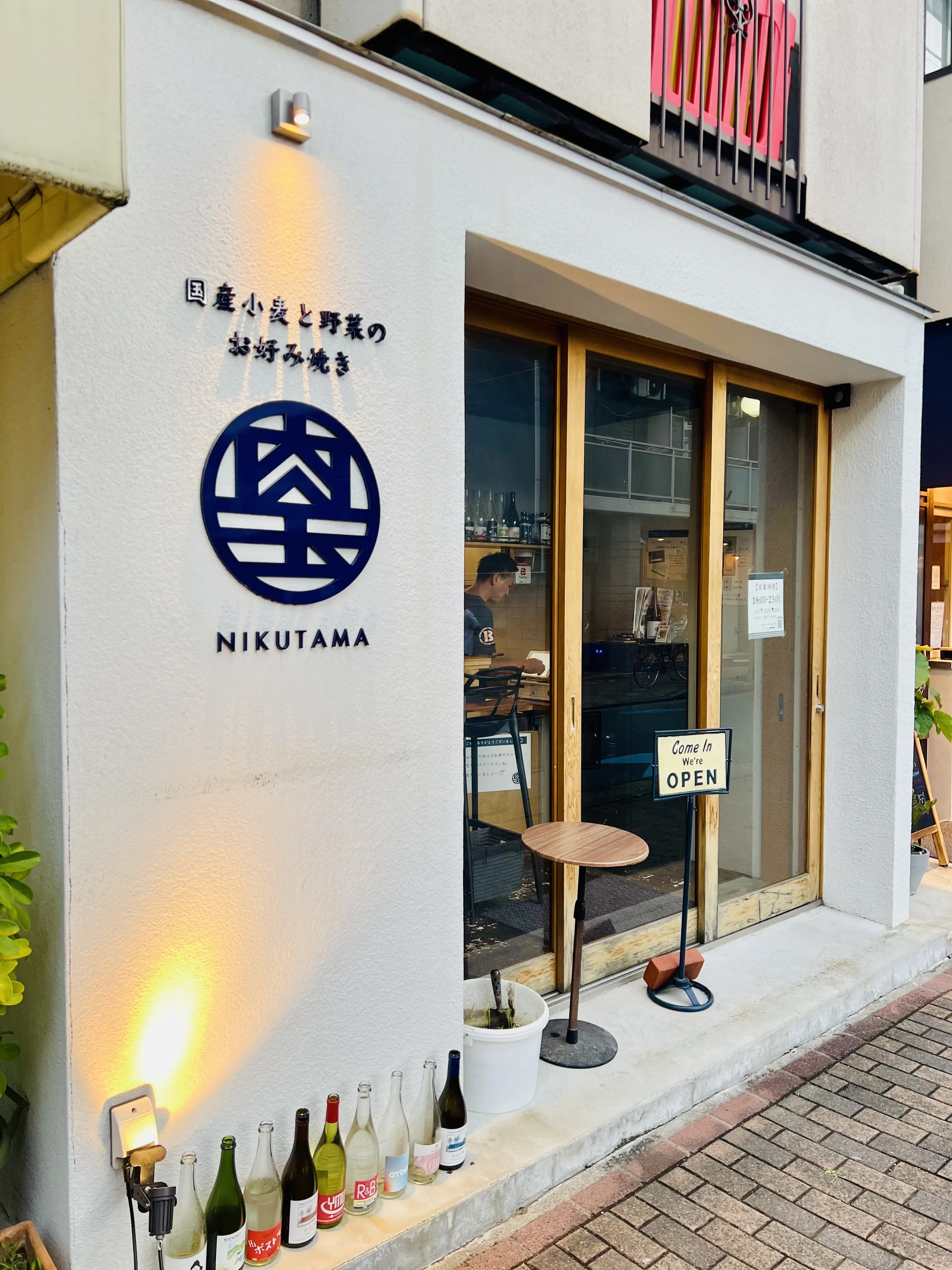 白い壁にお店のロゴが出てるので見つけやすかったです！