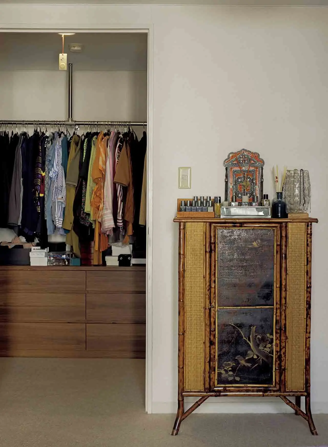 寝室横にある佳子さんのクロゼット。