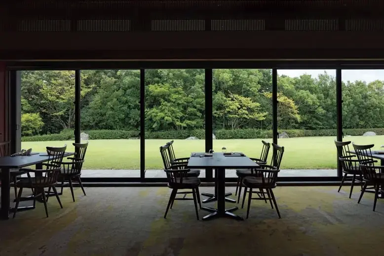 レストラン「旬房 淡悦」では懐石のほかに近江牛づくしのコースも提供。朝食はブッフェスタイルに