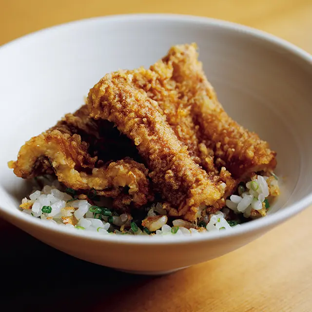 締めは「天丼」で。細切りにしたごぼうとしょう がに衣をまとわせ、からりと揚げて浅あさ葱つきとともにごはんに 混ぜる。穴子の天ぷらをのせて