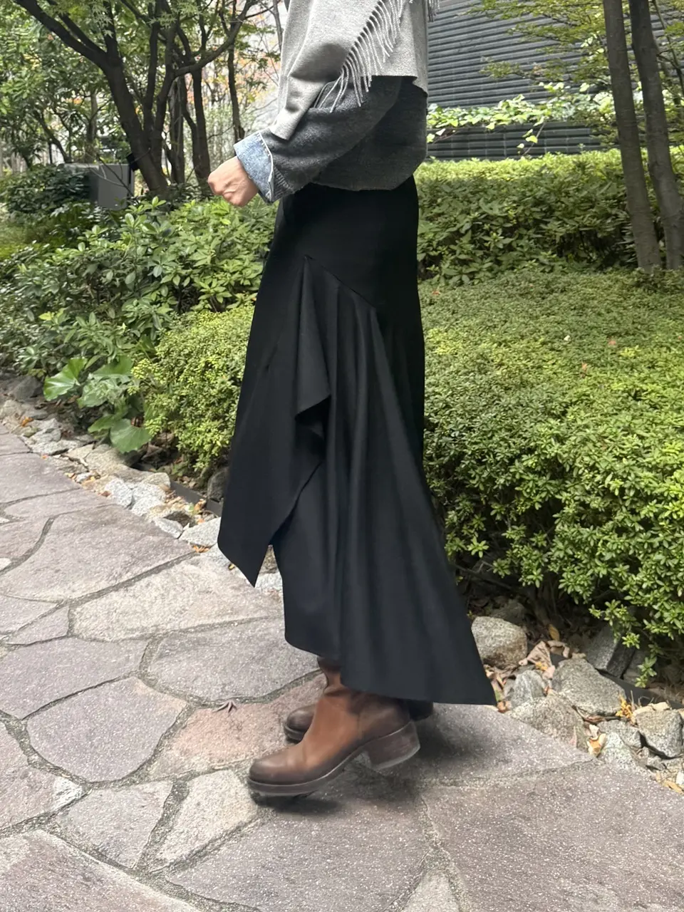 華組　読者モデル　エクラ さん　黒スカート　アシメ　ディテール　