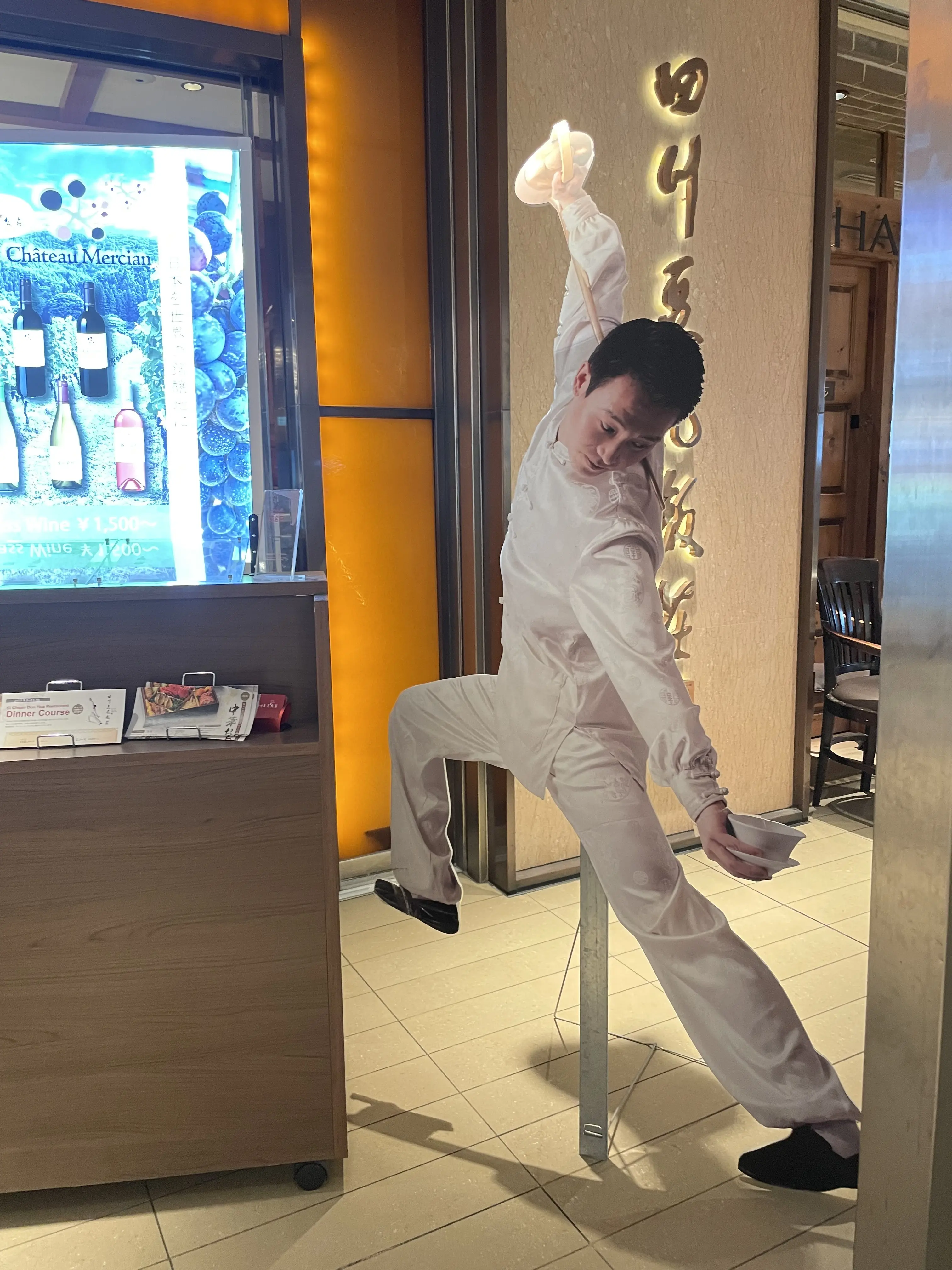 淡色コーデで新丸ビルランチへ_1_1