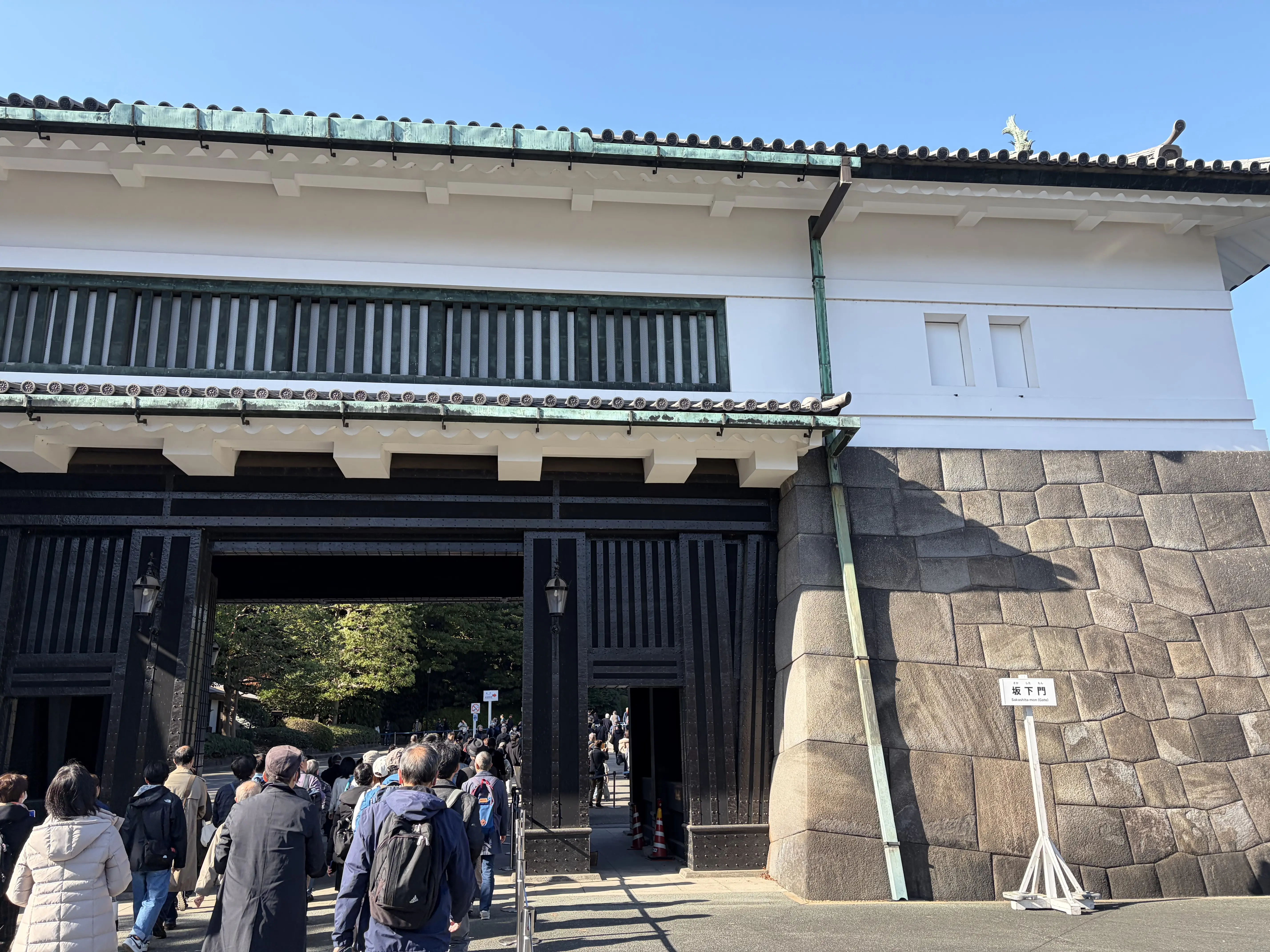 皇居乾通一般公開に向かう、坂下門の様子