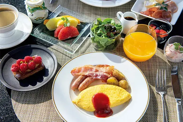 朝食、軽食、アフタヌーンティー、ディナー前のオードブル、スイーツ＆コーディアルと一日に5回ものフードプレゼンテーションがある