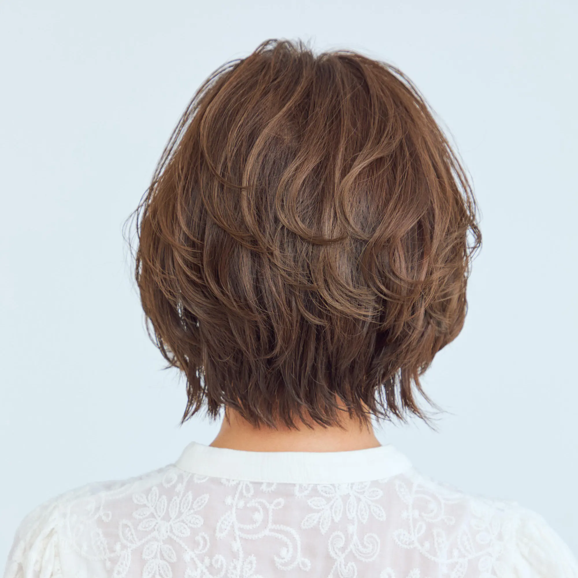 後から見たレイヤーショートヘアスタイル