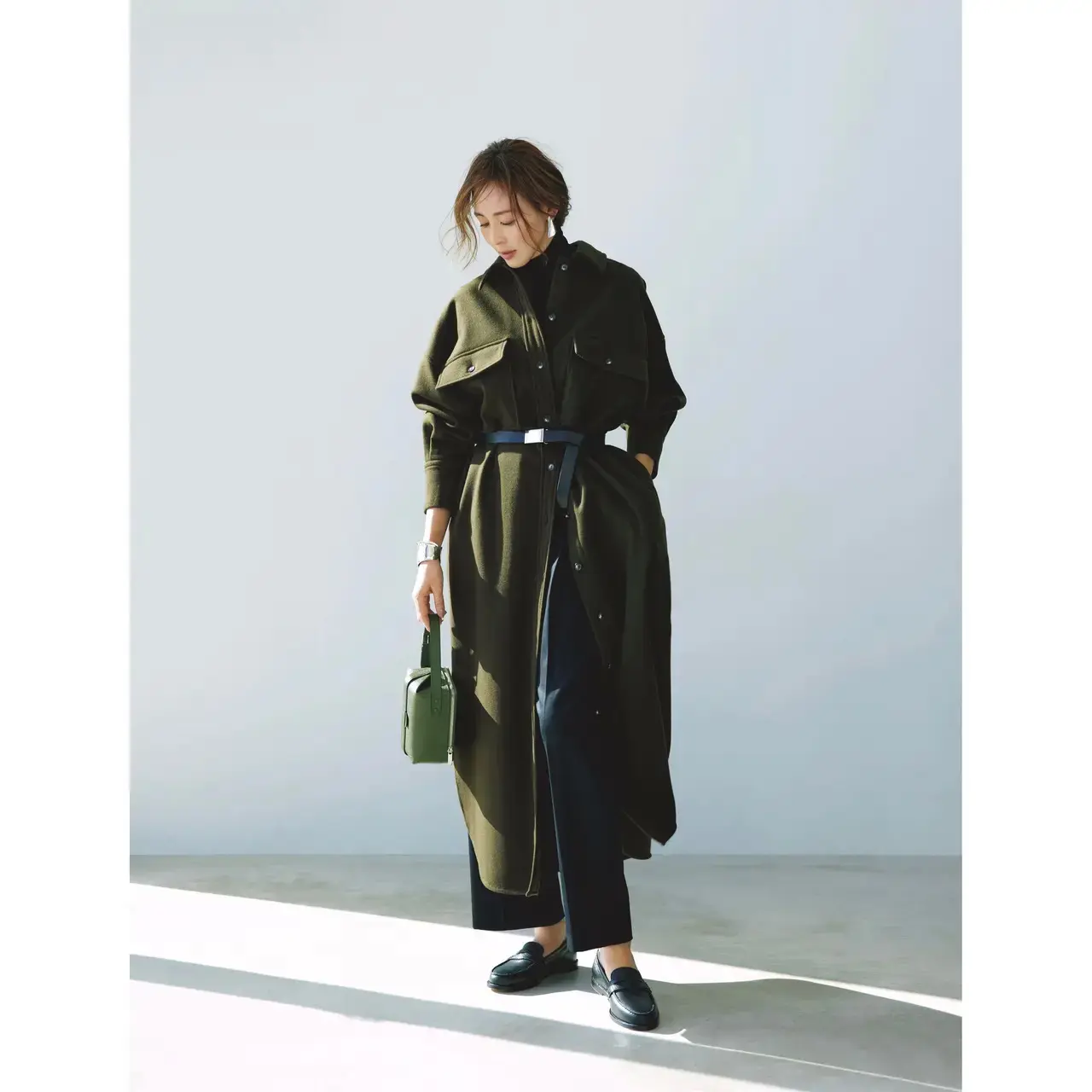 ワーク風デザインのシャツワンピースは、スマートな黒アイテムで端正に引き締める！最低気温7℃