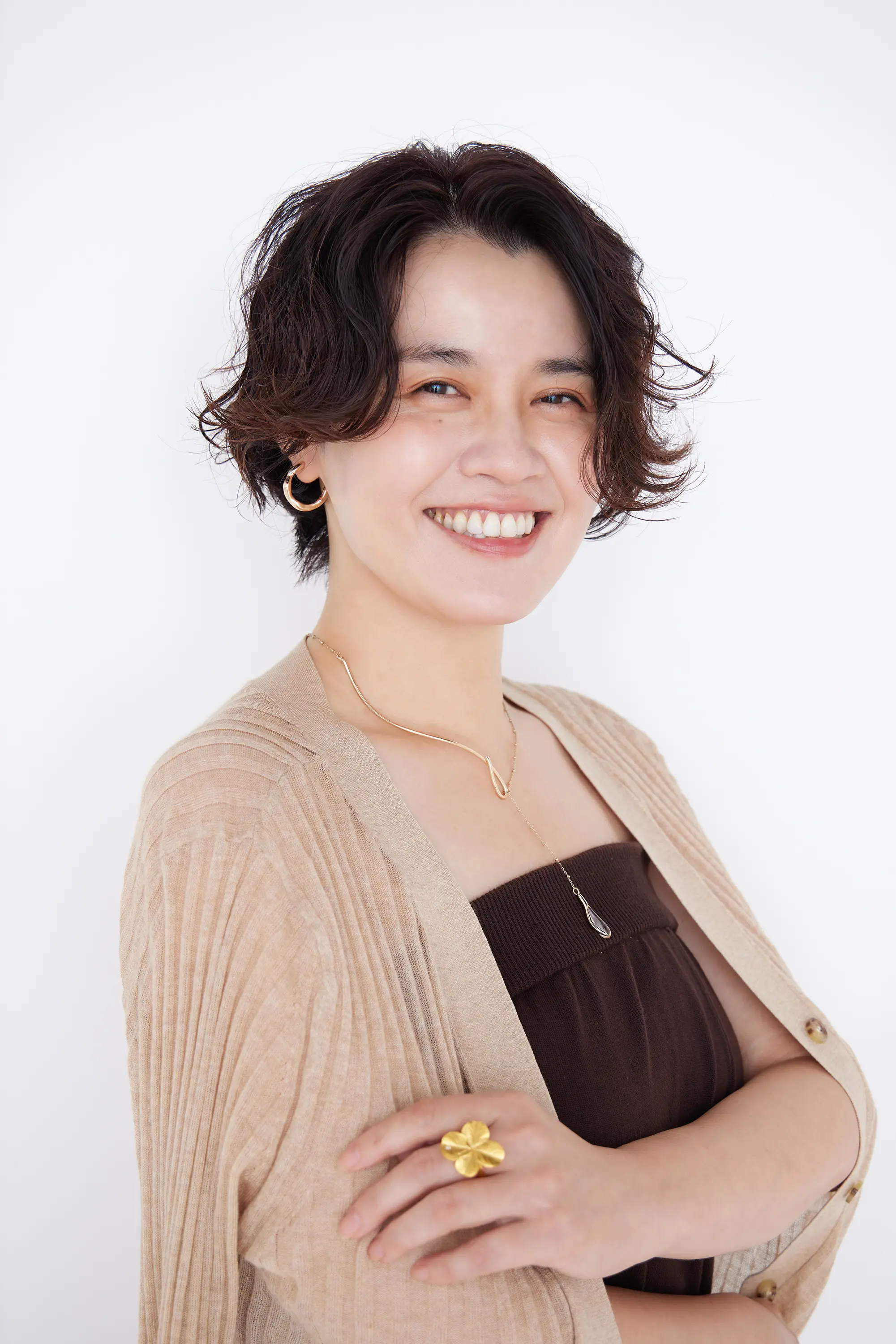 Webエクラ 40代50代　髪型　前から見たうねりにパーマを足したショートヘアスタイル