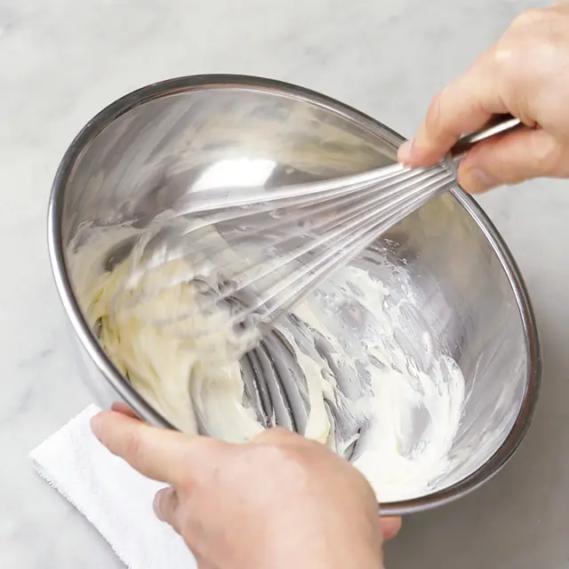 軟らかくしたバターをボウルに入れて、塩 を加え、泡立て器で空気を含ませるように 攪拌する。