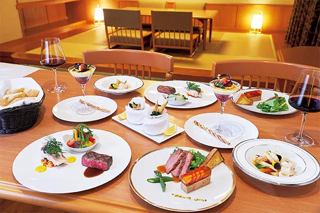 お部屋プランの洋食。ほかには芦ノ湖が眺められるテラスつきのフランス料理「ヴェル・ボワ」
