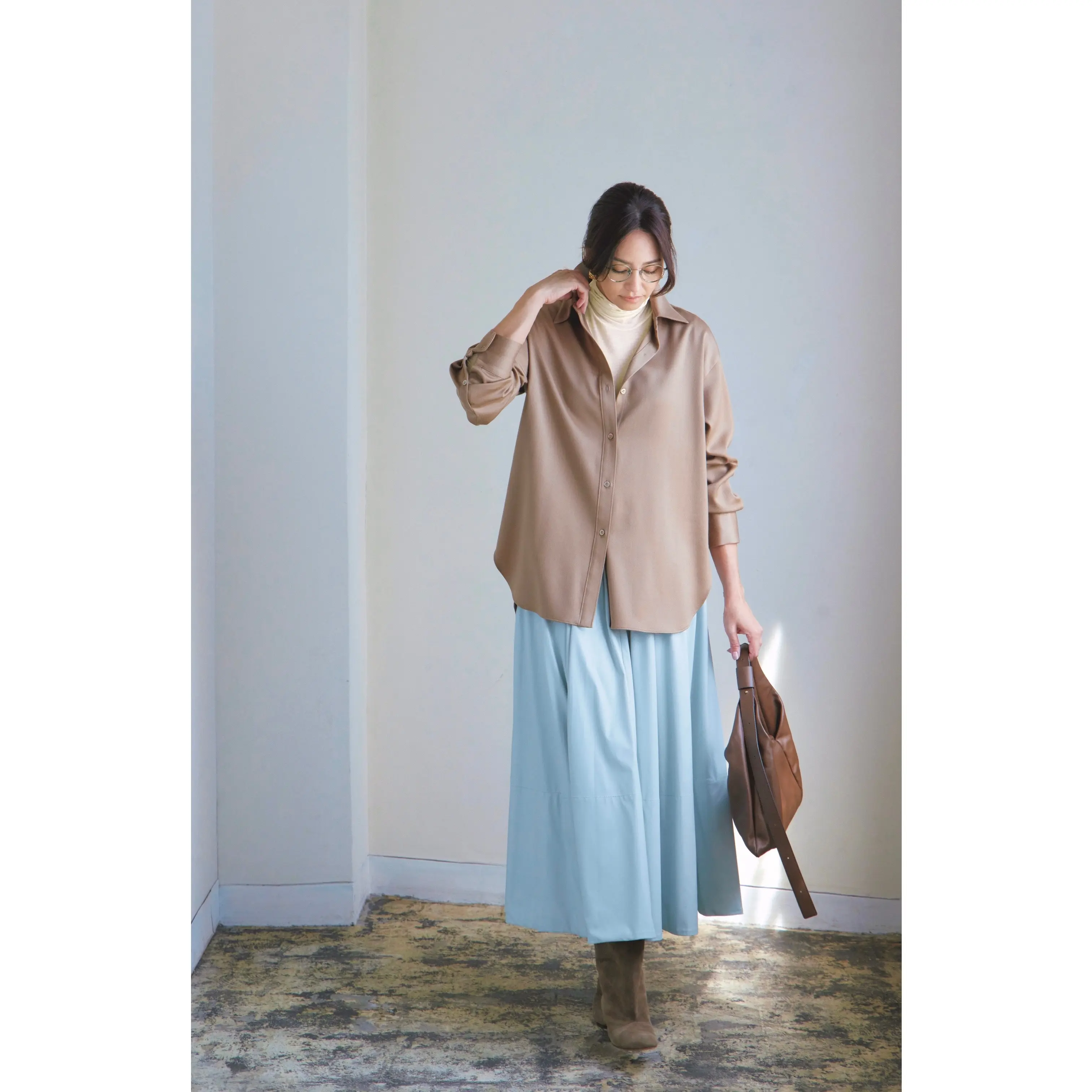 薄タートル×シャツのレイヤードで、温度調整しながらこなれ感アップ