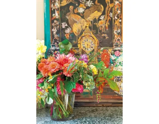 ドゥ・タイヤック家の家宝である18世紀のコンソールテーブルの上には、祖父の友人だったイタリアの画家、マリオ・キャヴァリエーリによる1920年の油彩と色鮮やかな花を