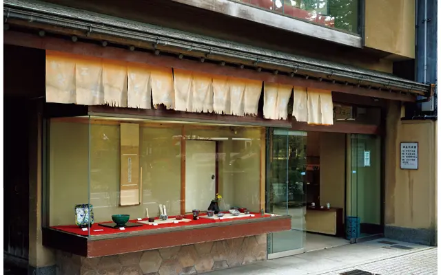 金沢市の中心部を走る百万石通りに面した外観は古美術店の雰囲気が漂うが、間口が広く入りやすい