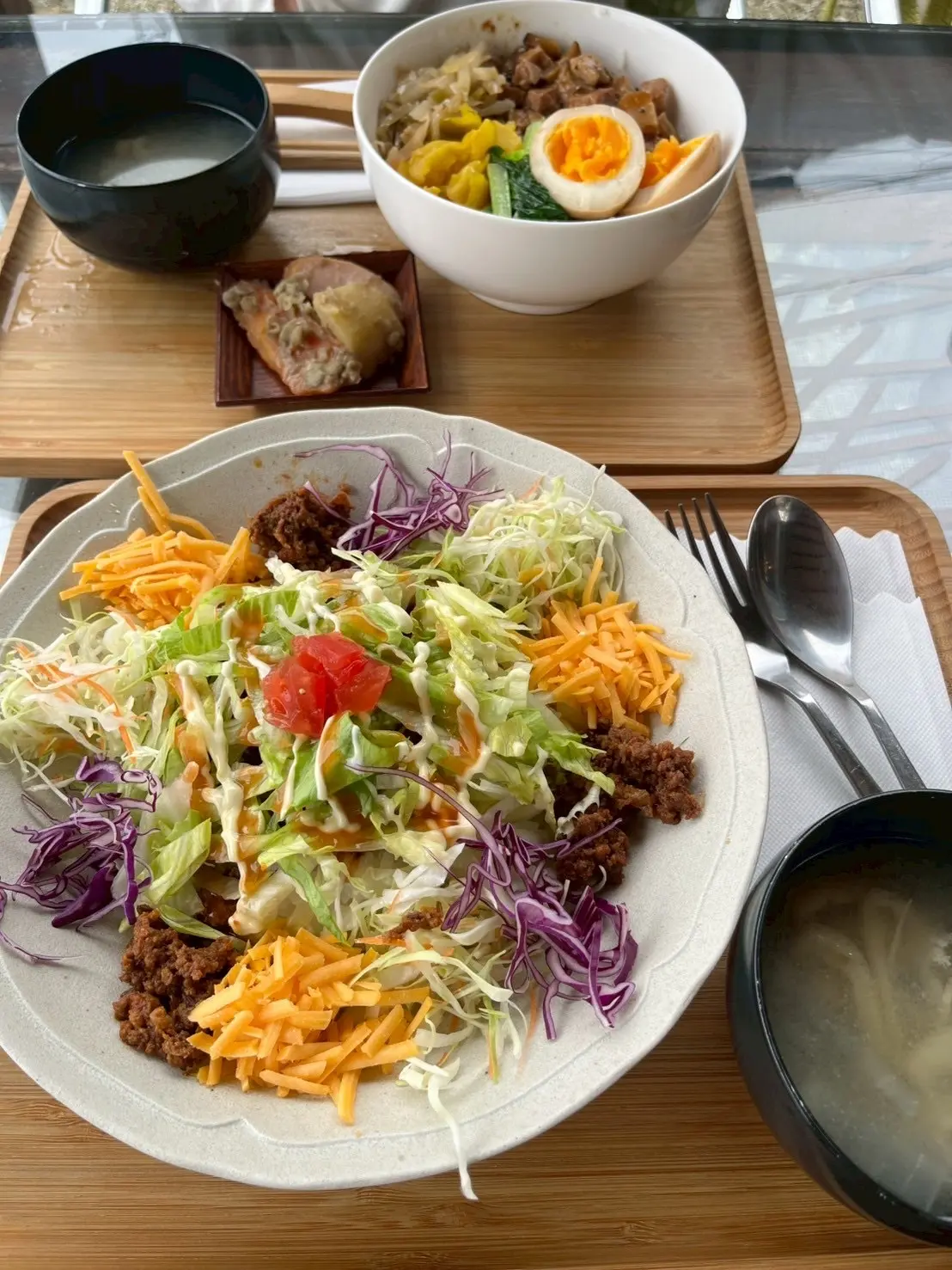 お庭のテーブルで頂きました。私はルーローファン。娘はタコライス。