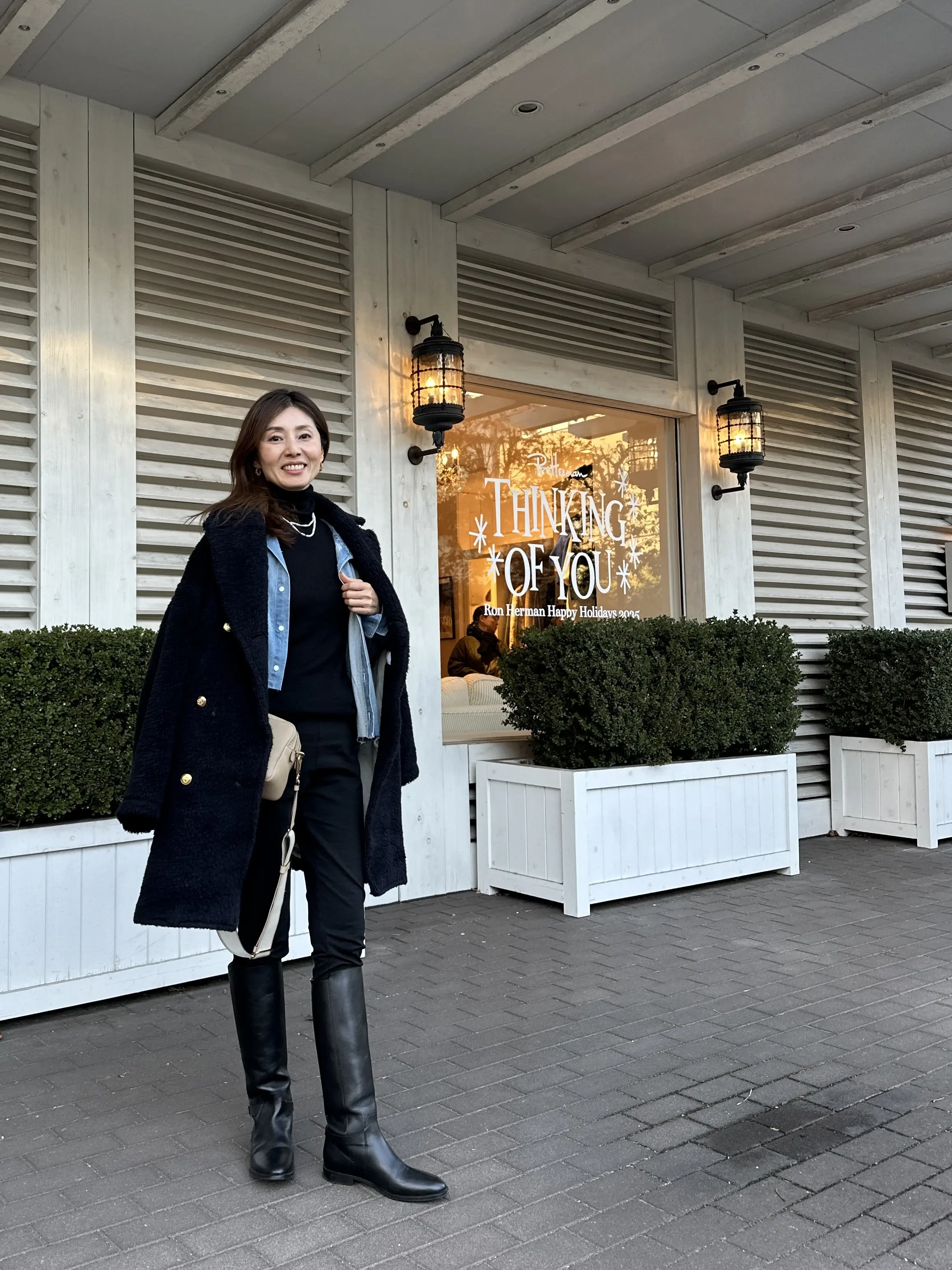 ブラックコーデのアクセントにデニムシャツ_1_7