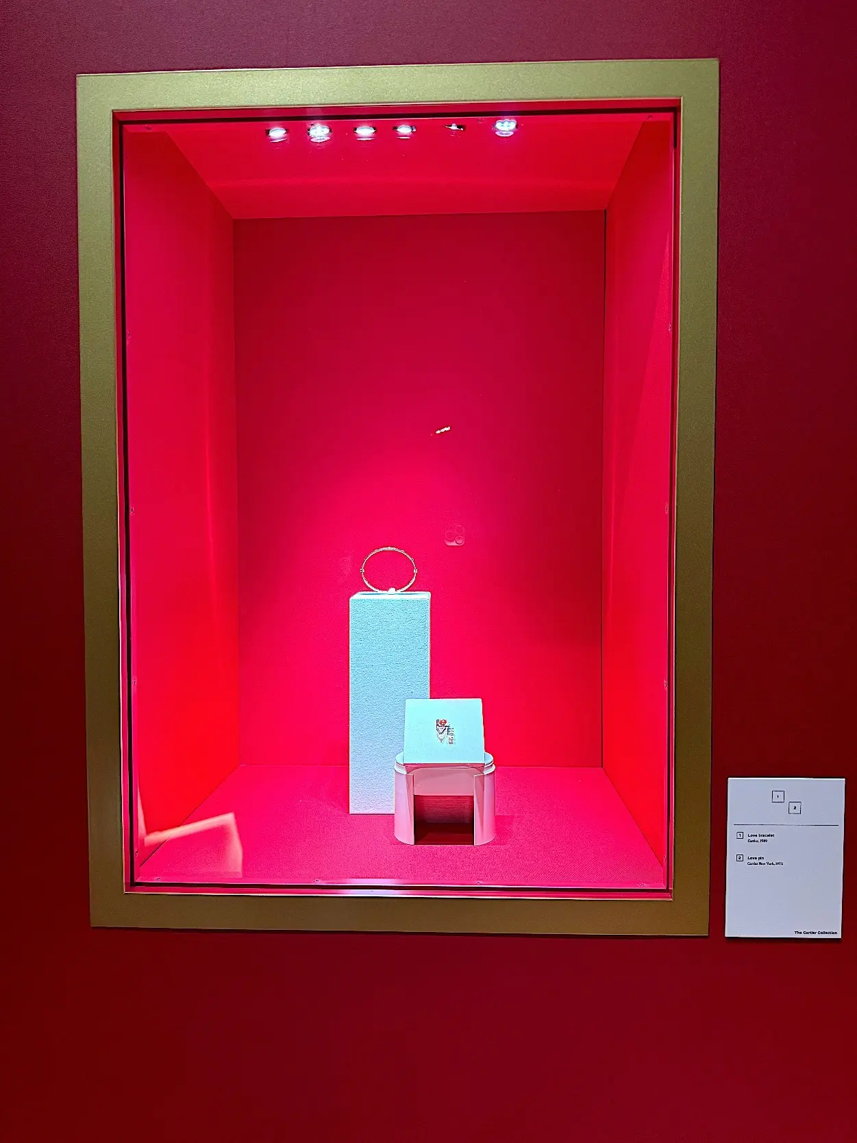 カルティエ：「LOVE」ブレスレット/ラブ「ブローチ」