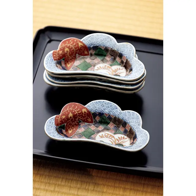 大聖寺 焼と呼ばれる色絵が美しい明治期の九 谷焼。松型が珍しい小皿5客（参考商品）
