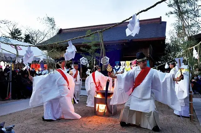 26日の夕刻、まずは宮司家伝来の神楽を舞う湯立神事が行われる。これは平成29年に再興されたもの