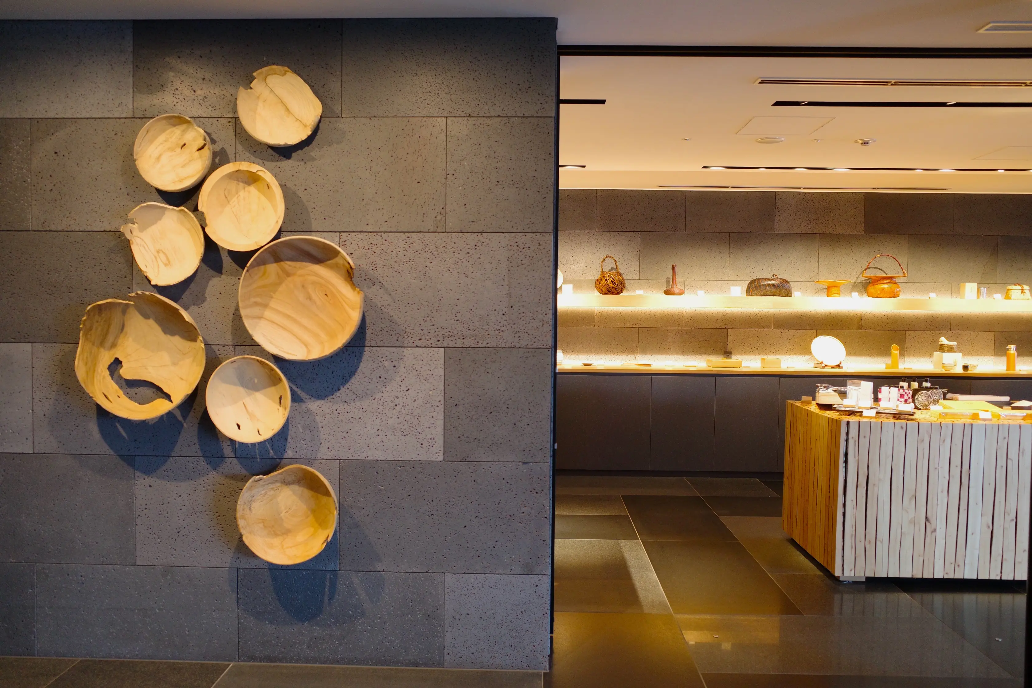 工芸品やお土産を扱うギャラリーにある間伐材を利用した作品は、 大分在住のアーティスト・運天達也さんによるもの。