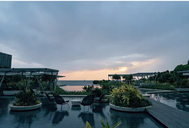 「Travel+Leisure Luxury Awards Asia Pacific 2023」のホテル・プール部門で1位を獲得。夕暮れ時に温かいプールでくつろぎながら楽しむアペリティフは格別