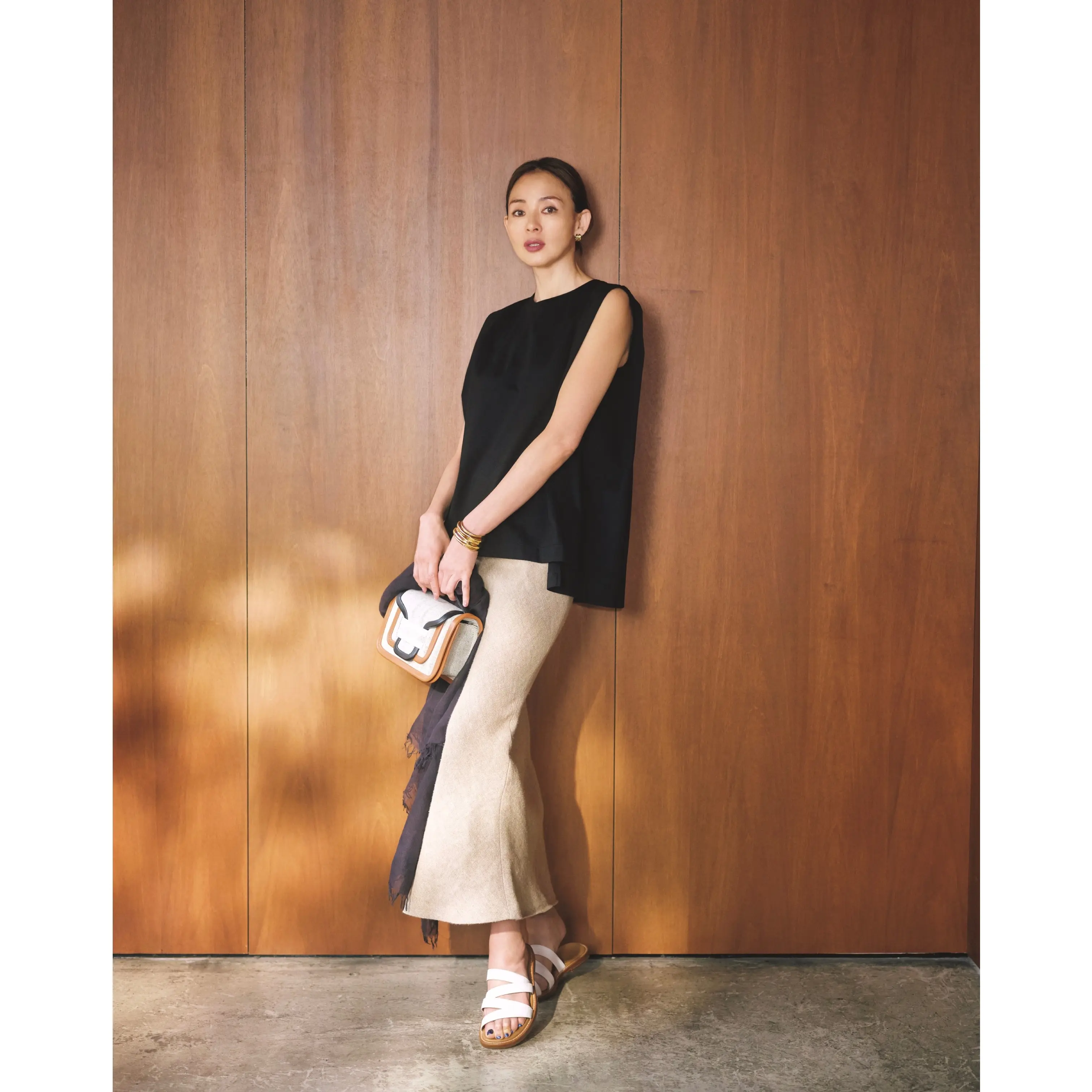 黒ノースリーブトップスにベージュタイトスカートを合わせたコーディネート モデル・SHIHO