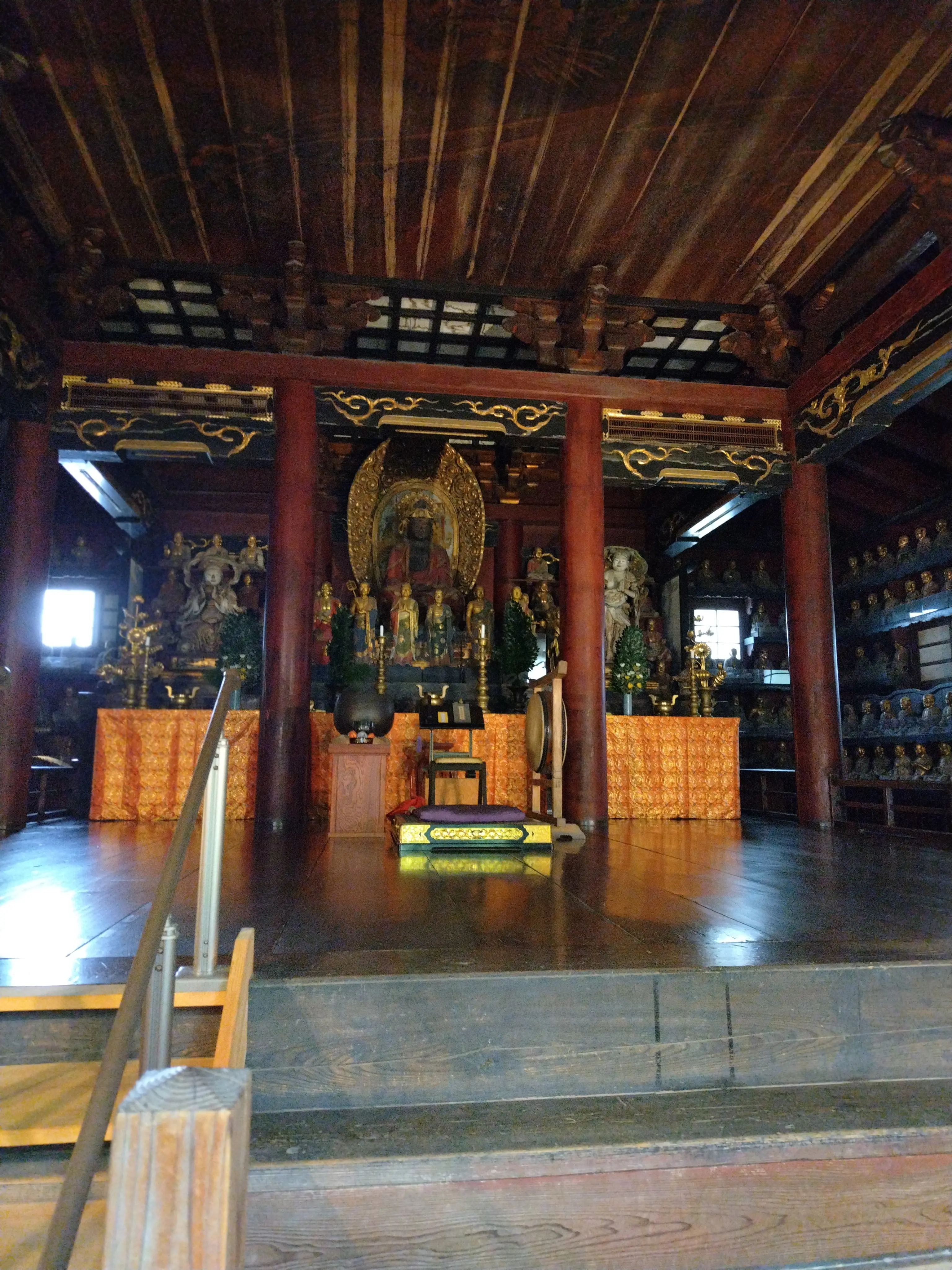 報恩寺　羅漢堂の中央正面