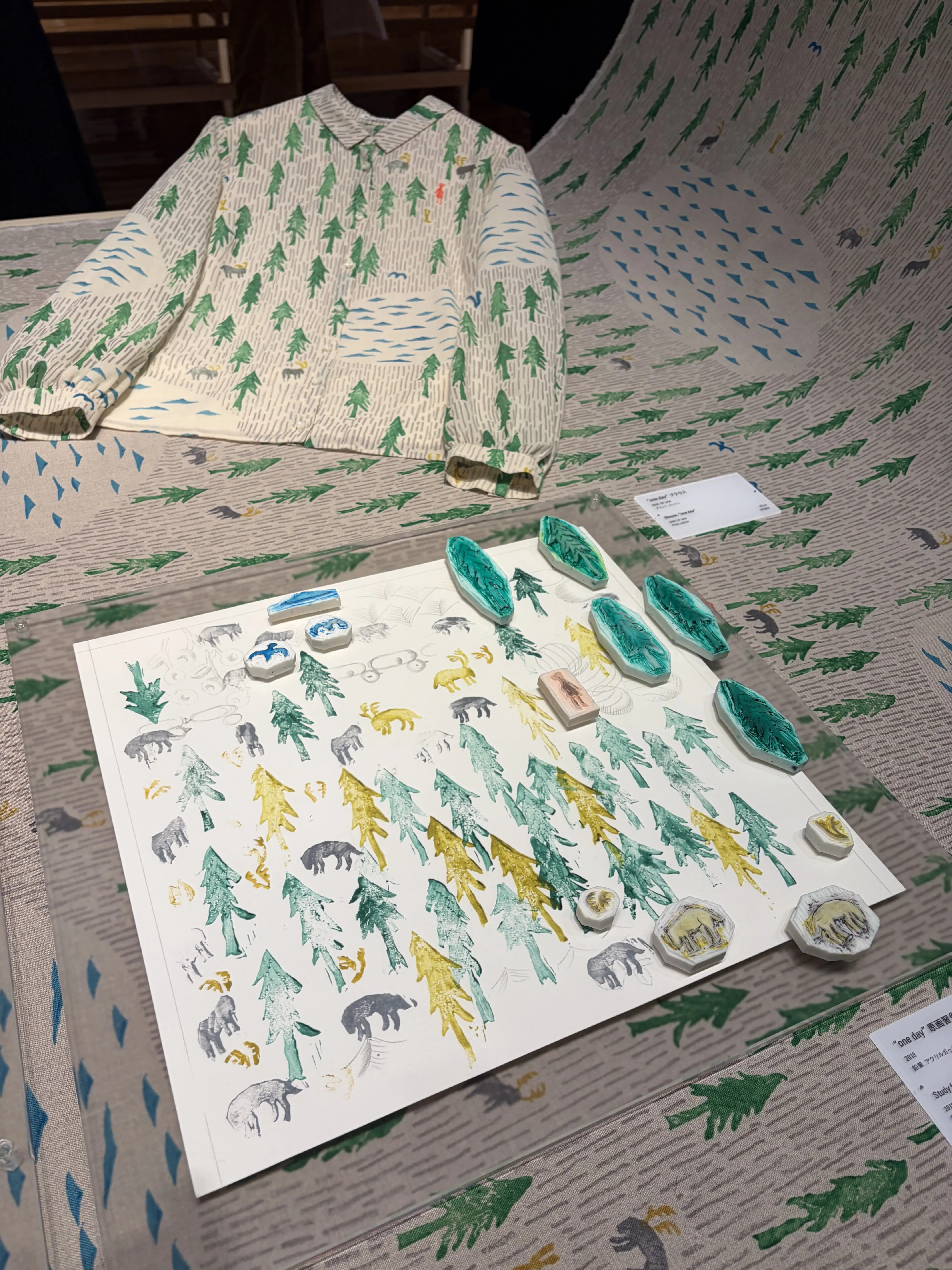 デザイナーによる手作業での図案作りをする、ミナペルホネンのテキスタイル