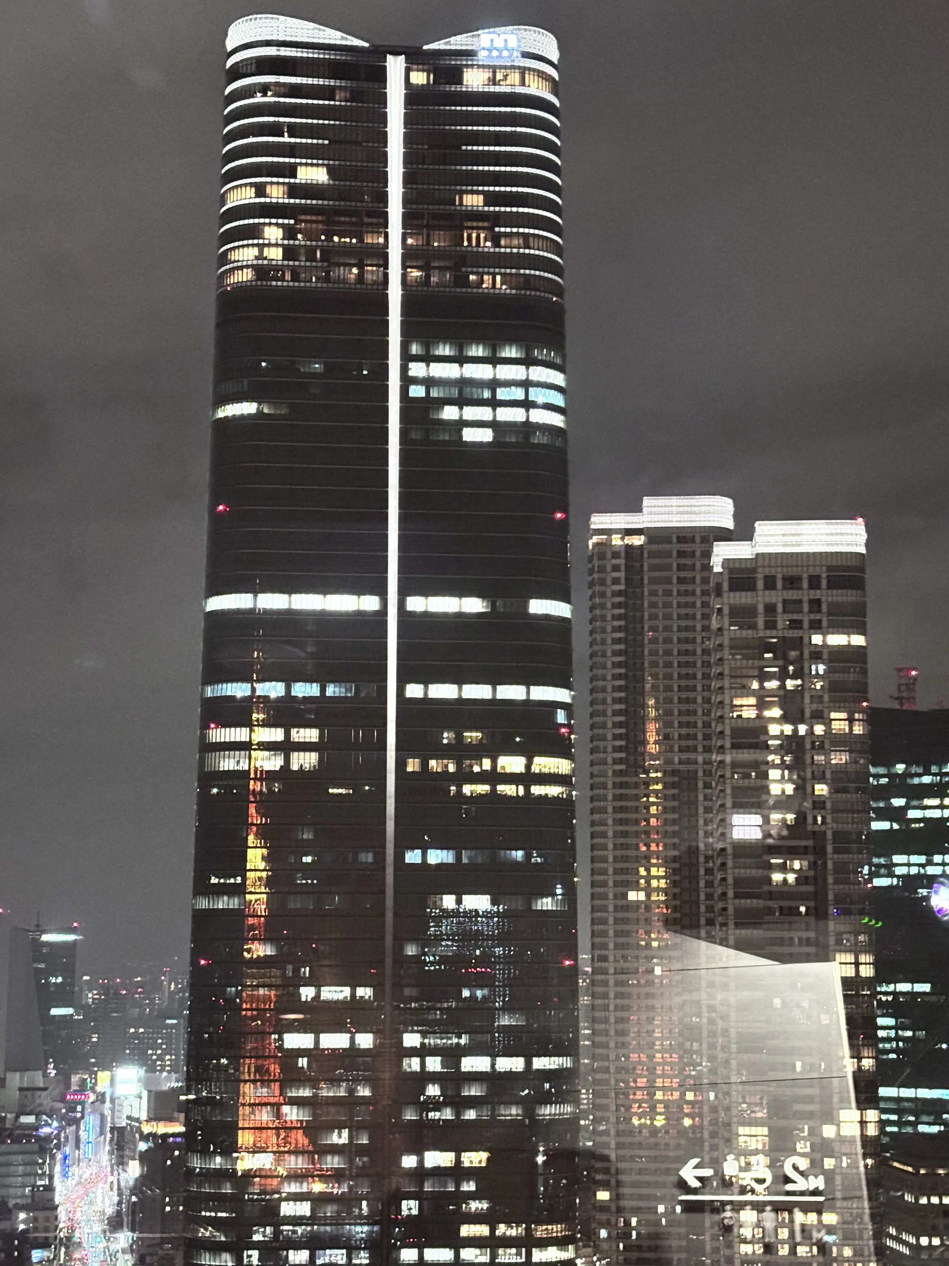 ビルに映る東京タワー