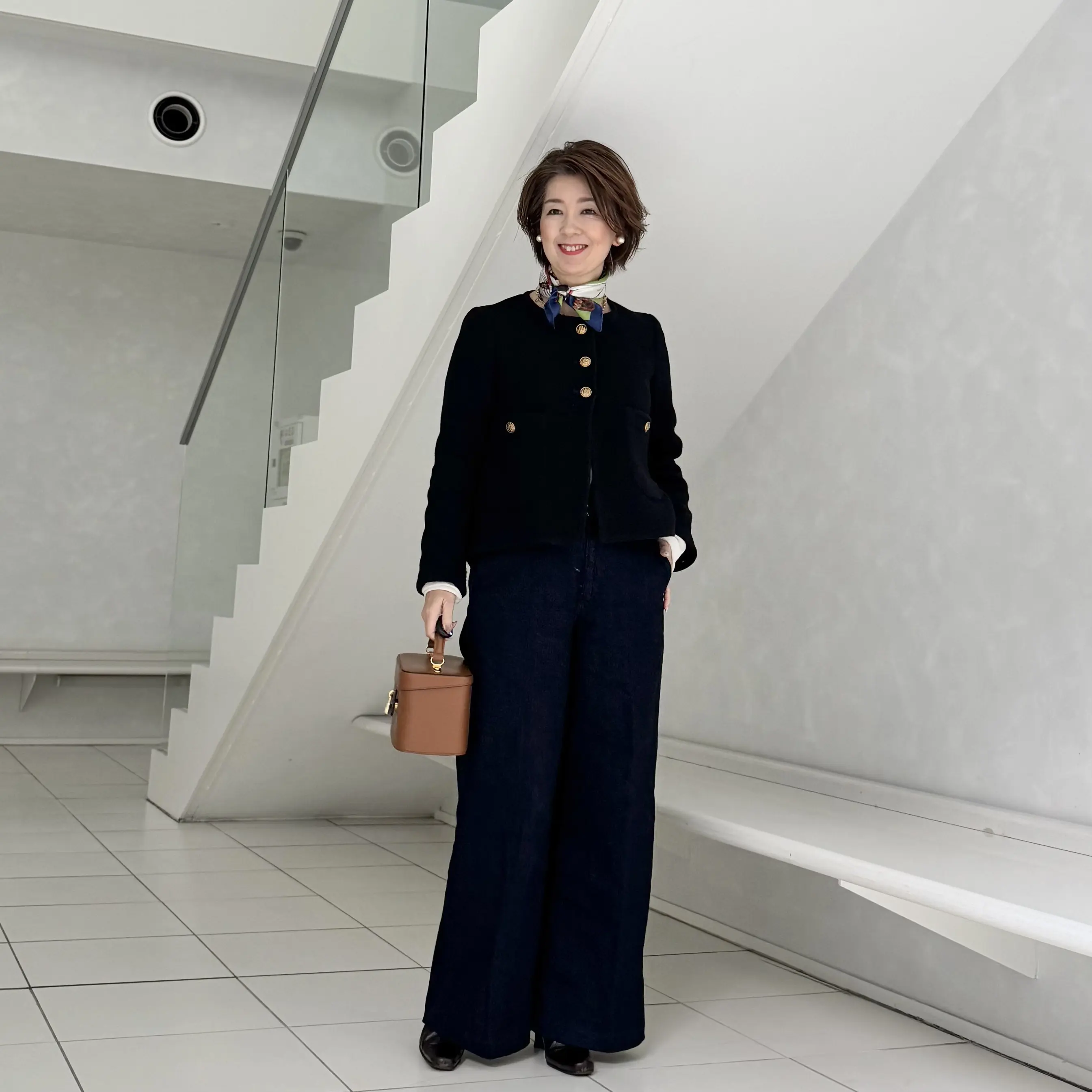 【おしゃれな40代・50代のスカーフコーデ】ショートヘアに華を添えるインパクトあるデザインやカラーが人気！_1_4