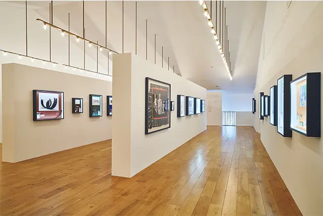 シャトー内 の「芸術とワインラ ベル」のスペースで は歴代アーティスト の作品を展示