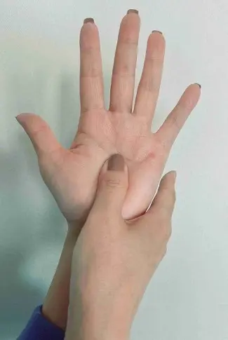 手のひらの中央を、反対の手の親指で15秒押す。