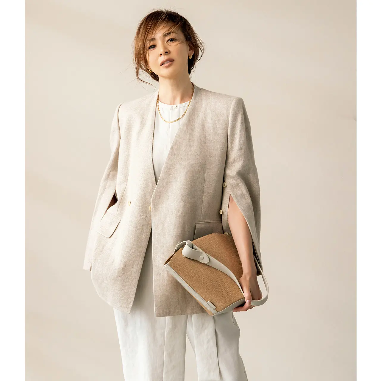 ベージュジャケットのワントーンコーデ　モデル・SHIHO