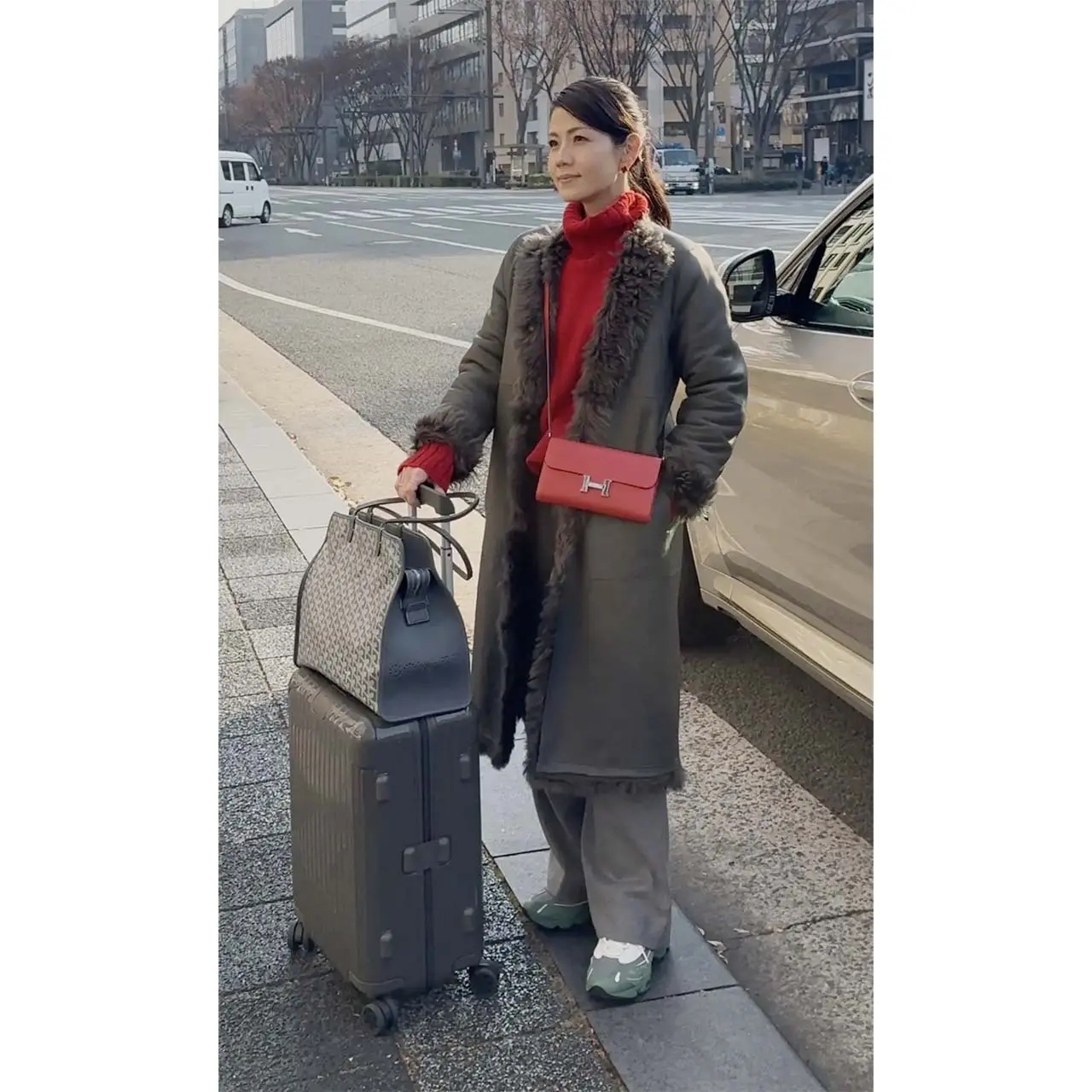  小泉雅恵さん　赤ニットとワイドパンツ、ムートンコートコーデ