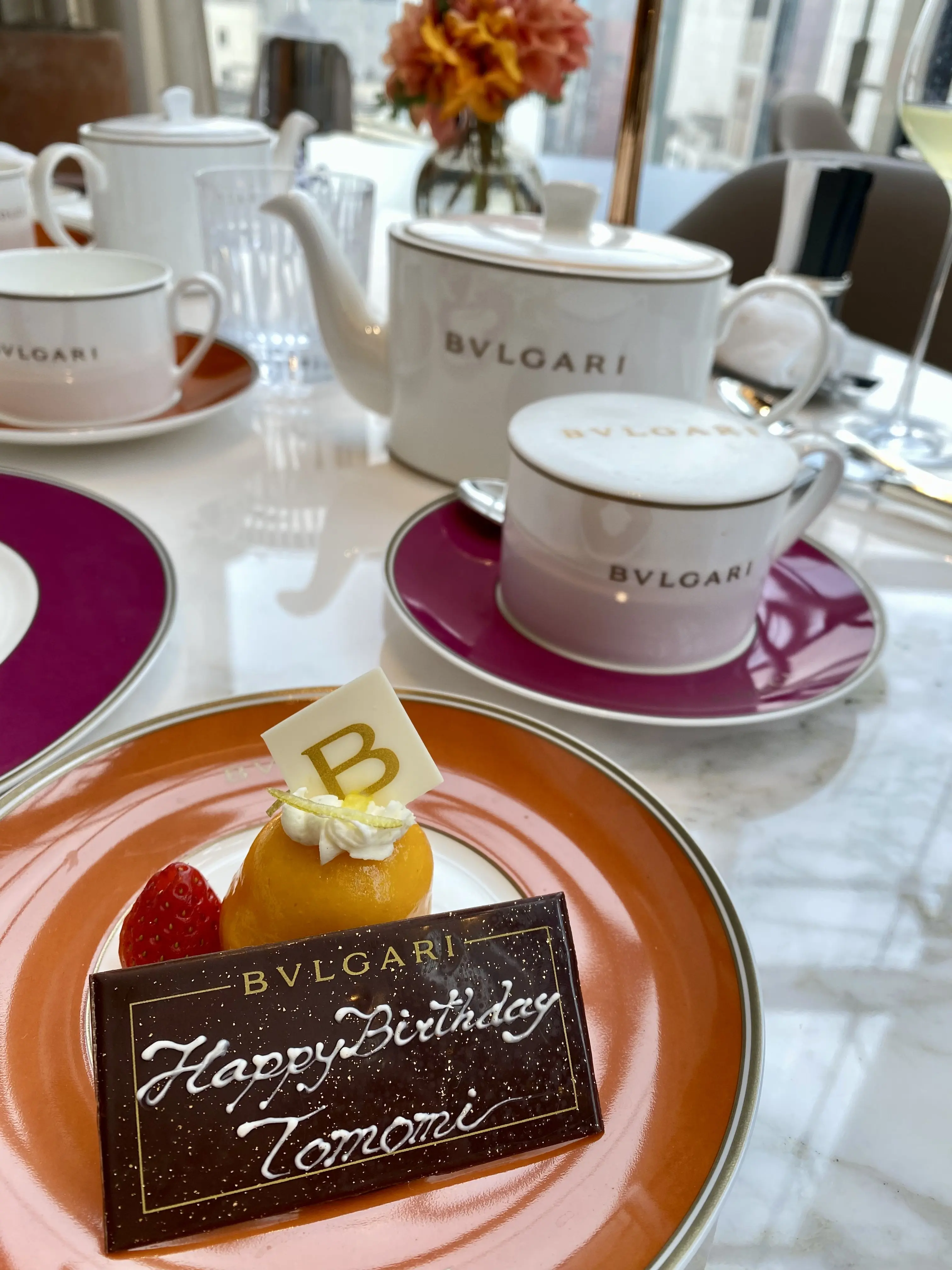 ブルガリ 銀座 アフタヌーンティー 誕生日プレート｜BVLGARIロゴ入りデザートと紅茶セット 大人の誕生日 銀座 バー＆ドルチ