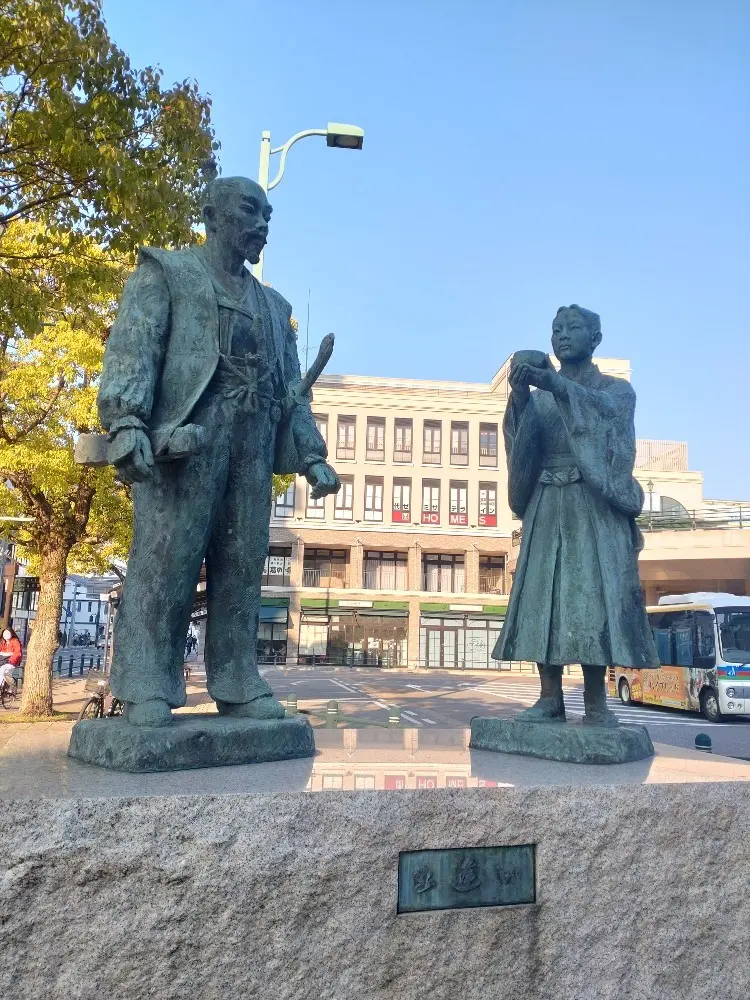 JR長浜駅前、秀吉と三成の出会い像